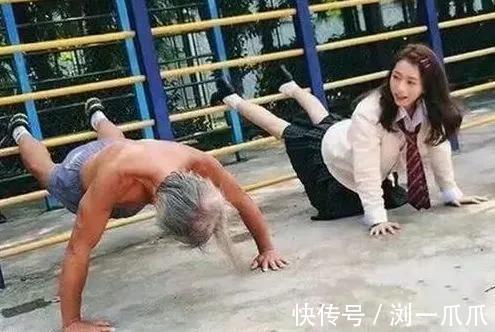 |搞笑GIF：看不懂妹子这样做的意义，凉快？