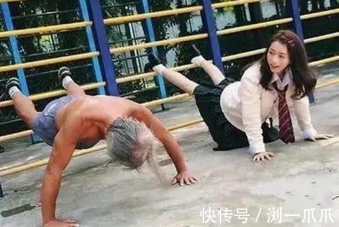 |搞笑GIF:看不懂妹子这样做的意义,凉快?