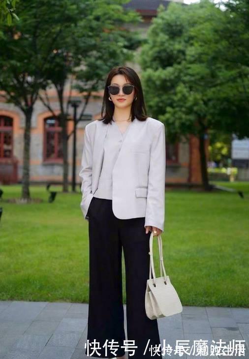 街拍 美女简洁的开衫搭配打底裤,配置的不一样,时尚又靓丽!