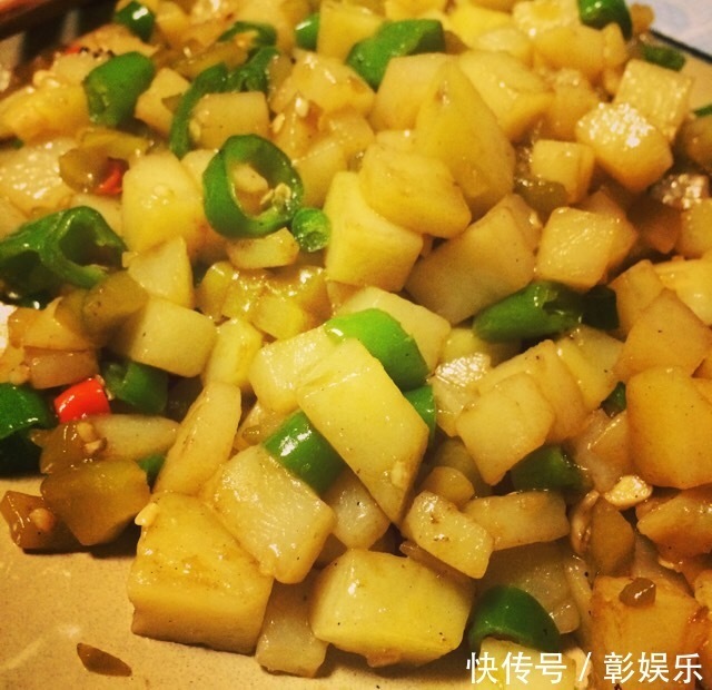 土豆的这个做法火了,简单易学,比大鱼大肉好吃多了,越吃越过瘾
