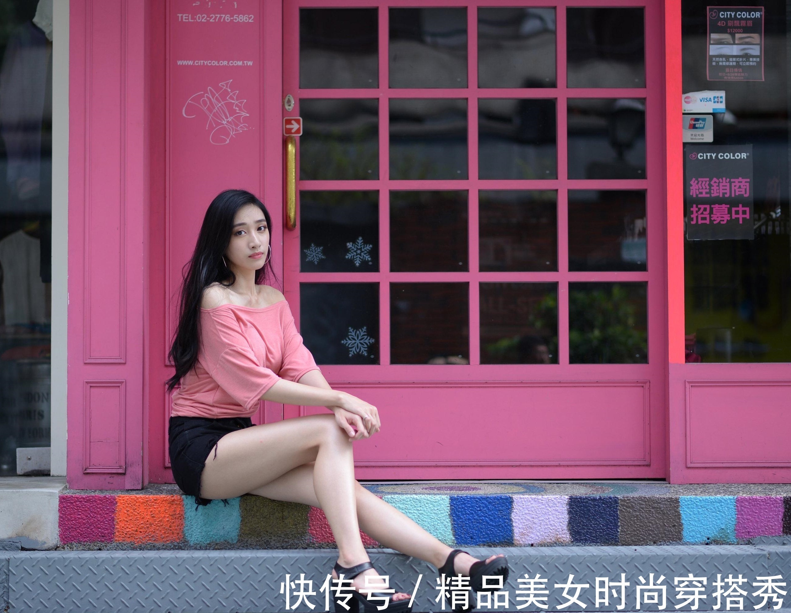 一字肩|甜美可人的一字肩上衣,搭配黑色短裤,休闲又俏皮