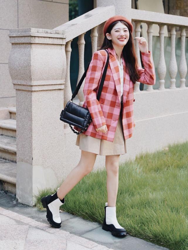 卡其色|秋冬,怎么穿西服超好看?搭配上半身裙或者紧身裤,高级又洋气