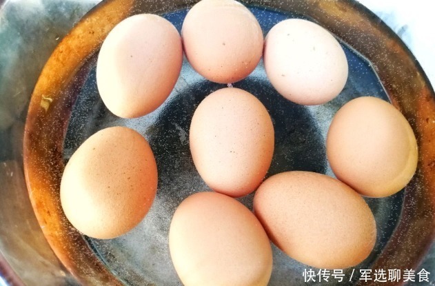 鲜嫩|煮鸡蛋,不要直接用水煮,学会3个技巧,鸡蛋鲜嫩入味,3秒剥蛋壳