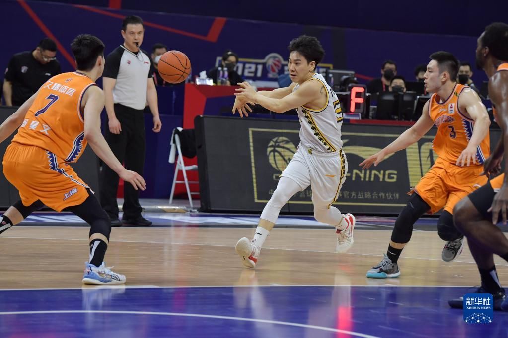 在江西南昌举行的2021-2022赛季中国男子篮球职业联赛(cba)季后赛半