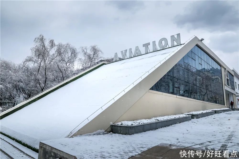 西安翻译学院：银装素裹雪景美如画