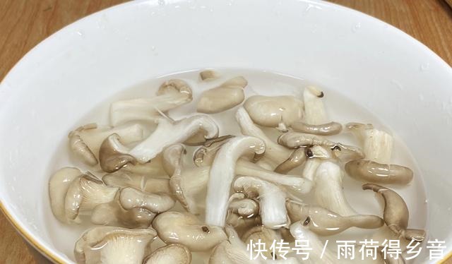 做法|冬季多吃蘑菇,教你1个好吃做法,3天不吃就嘴馋,太香了!