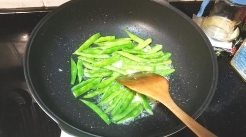 茄子|茄子配豆角，简单一锅出，咸香下饭，软嫩入味，三天就得做一次
