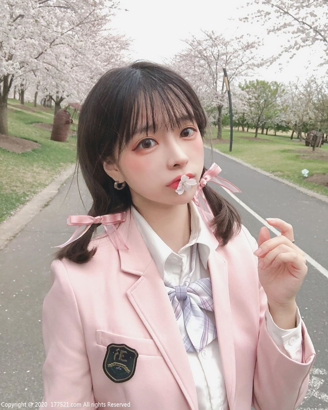 水汪|稚气Cosplay水汪大眼甜笑露小虎牙,超萌让老司机也无法招架!
