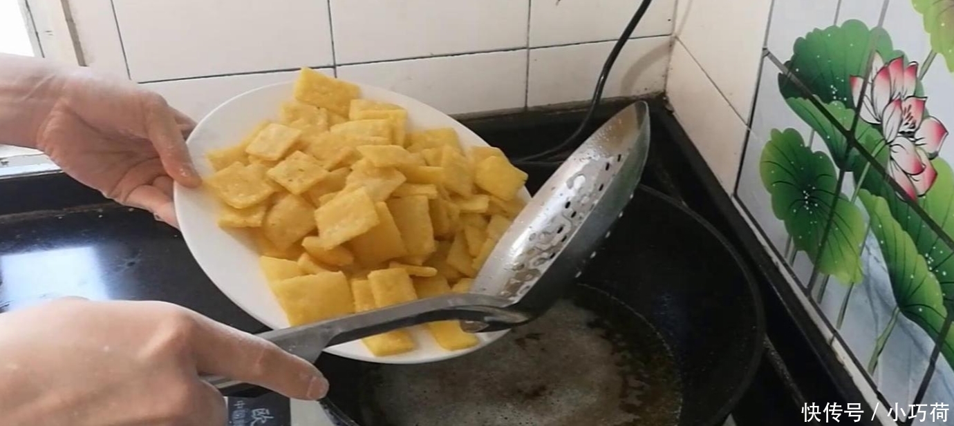 筷子|小米里加1个鸡蛋, 筷子一搅, 简单一揉一擀, 一出锅孩子抢着吃