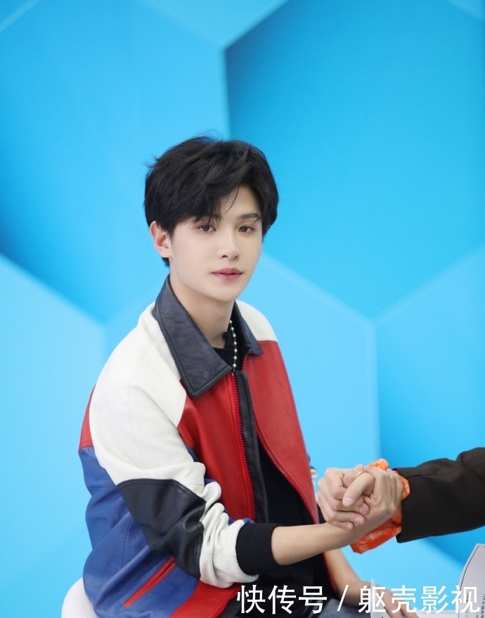 黄明昊《王子的新衣》舞台正式上线 教科书式舞台表演炸裂全场