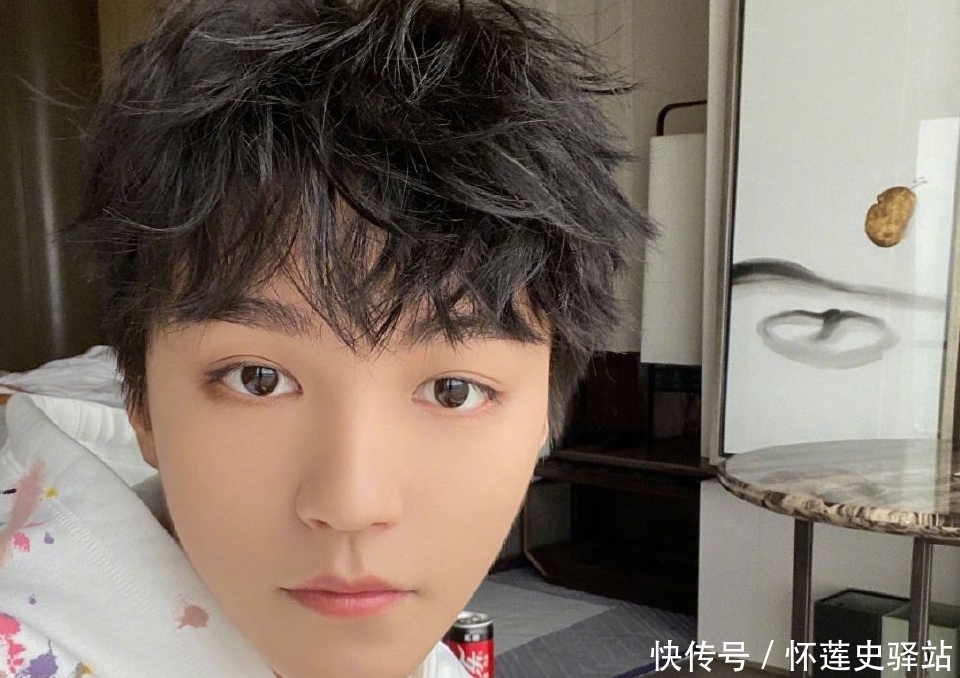 金大川委婉 王俊凯吃饭扒菜被嘲,金大川委婉提醒气氛尴尬,粉丝发长文挽尊