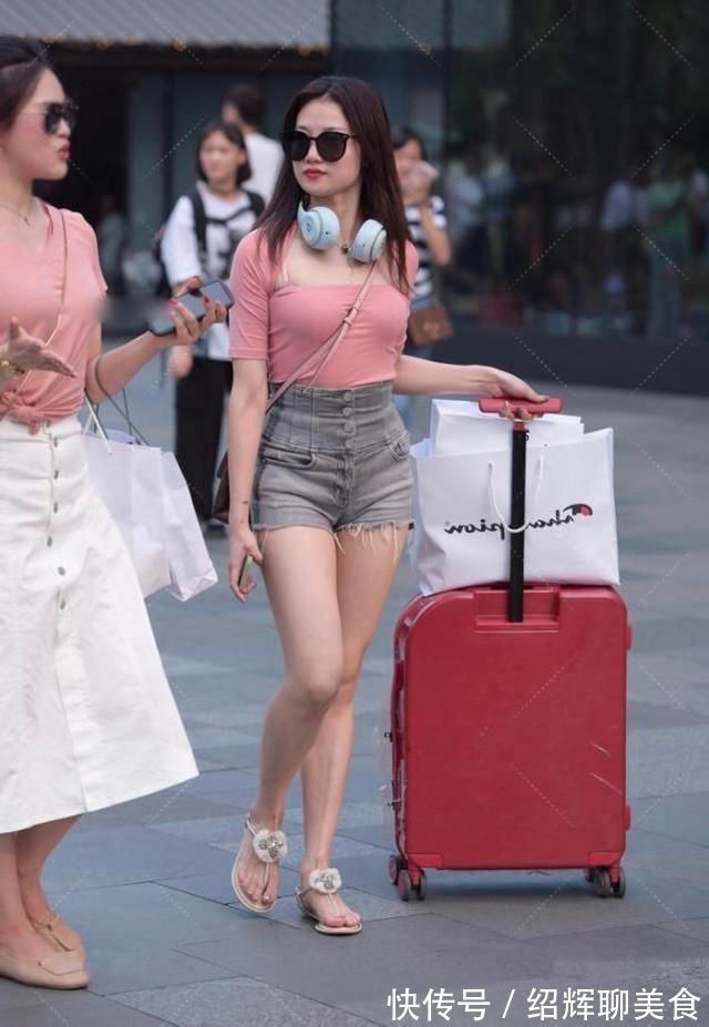 牛仔外套|街拍:夏日配一条牛仔超短裤,也是美不胜收