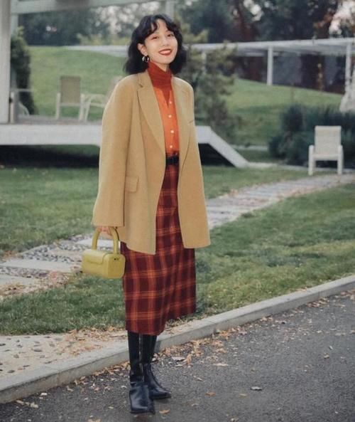 入春后，穿大衣少配裤装，今年流行搭这几款“半身长裙”，很优雅