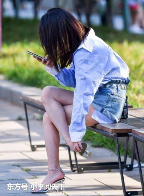 美女衬衫配热裤,大长腿抢镜,塞进短裤的衣角漏出来略显尴尬