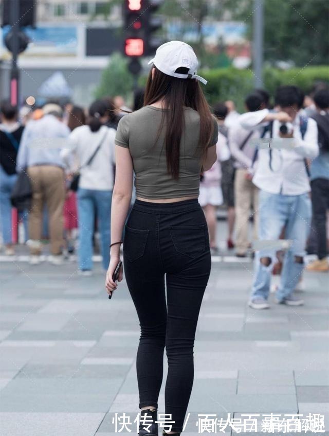 深褐 深褐色大圆领上衣搭配黑色小脚裤,头顶棒球帽,帅酷十足