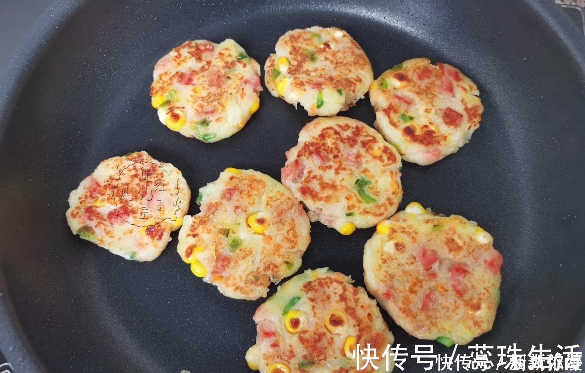 土豆别在炖着吃，加2个鸡蛋，简单一煎，外皮酥脆，孩子超爱吃