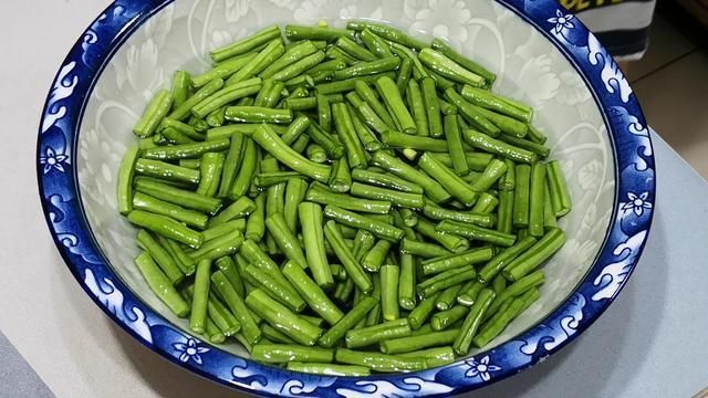 搅拌均匀|炒豆角时，牢记“2要点”，豆角不变色更入味，营养还不流失，香
