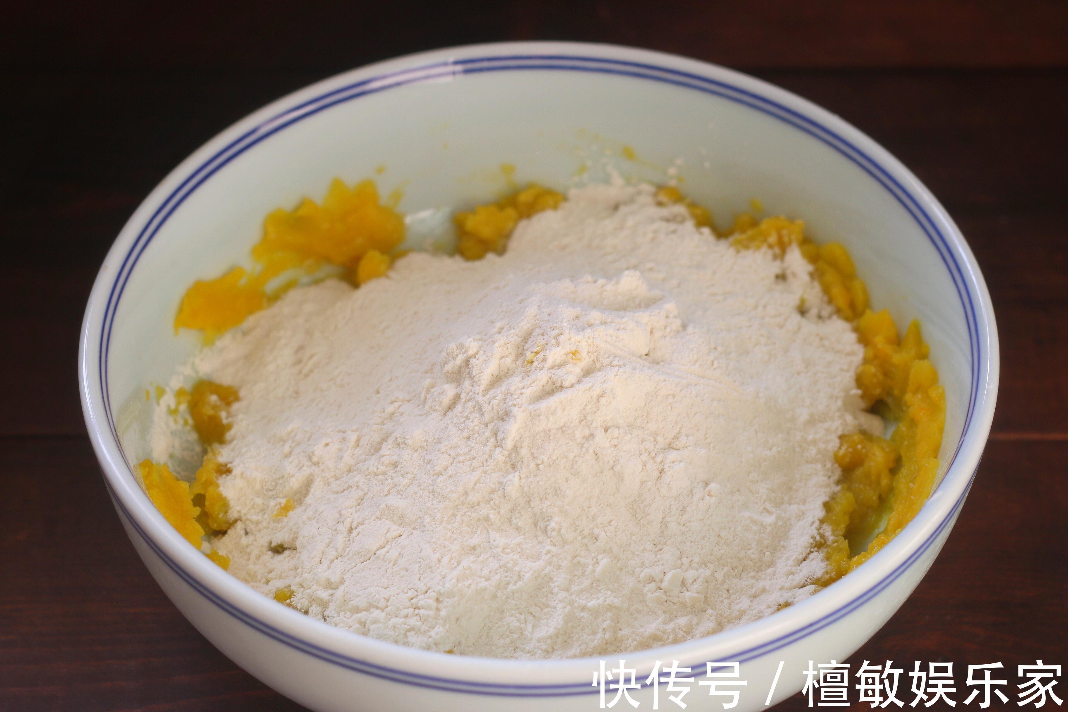 南瓜季|用南瓜做饼，又软又香甜，如果不制止，孩子会拿起第三个第四个