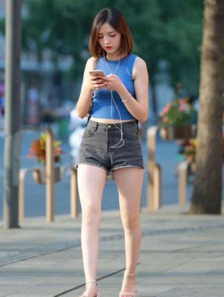 街拍:第三位穿抹胸短裙的美女,白皙美腿让人羡慕