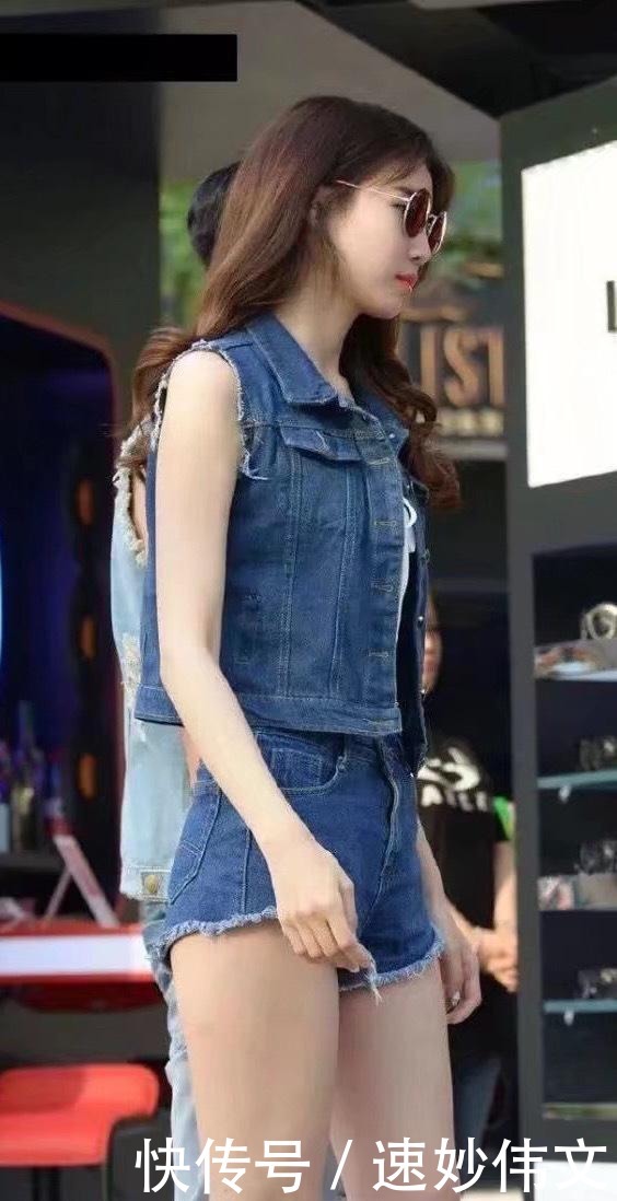 短裤|美女很有女王气质范,穿无袖上衣搭配牛仔短裤,能玩出新花样