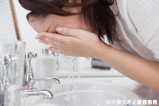 毛孔|爱长“闭口粉刺”的女生,每天坚持做这件事,皮肤白白净净又细腻