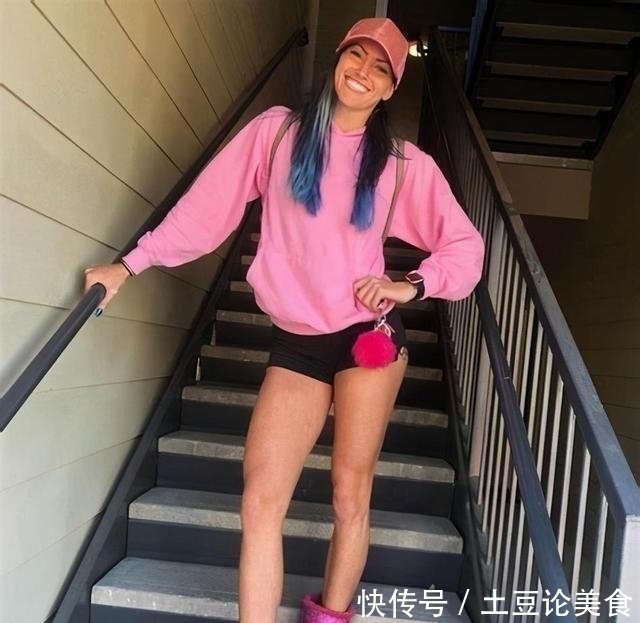 nick|她的腹肌很突出,身材很靓丽,体态偏瘦很有力量之美感