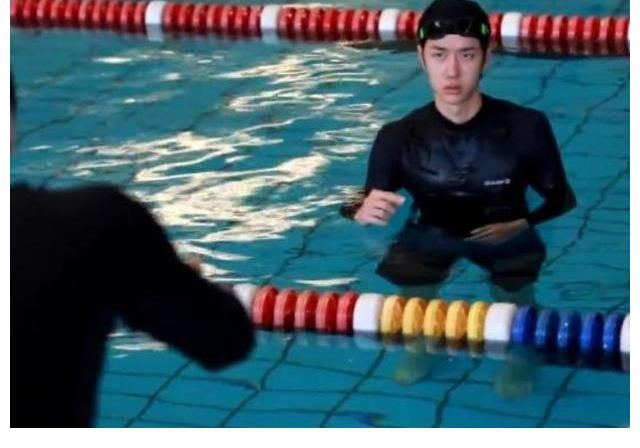 眾星云集GQ年度盛典，總編安排男星下海。網(wǎng)友：王一博在就更好了