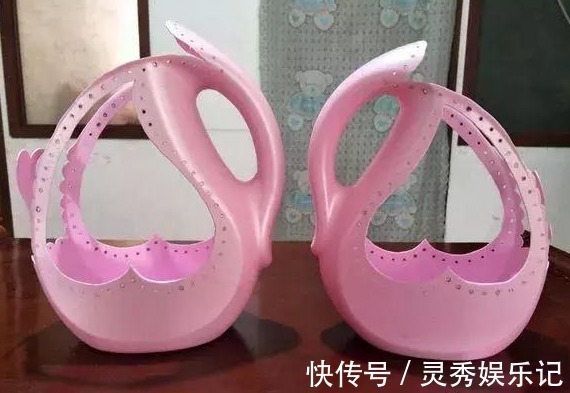 家中用完的“洗衣液桶”别丢了，剪上2刀，秒变养花神器，太美了