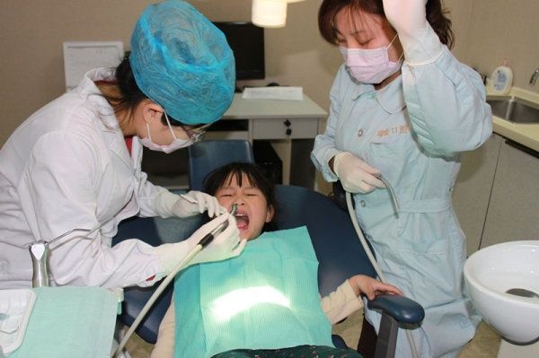 牙刷|毁掉孩子小白牙的“罪魁祸首”不是糖,而这些食物,家长别不知道