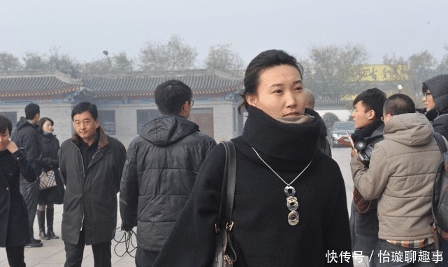 李梓萌不化电视妆的时候，看着还挺随性的，温柔的样子更知性