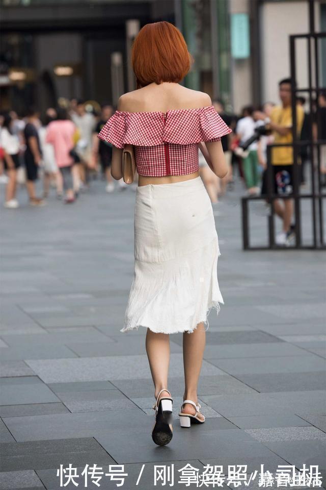 整体搭配 格子上衣,搭配一件白色裙子,气质素静温柔