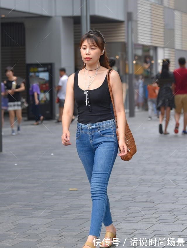 挎包 牛仔裤套装搭配编制挎包,性感成熟,知性稳重!