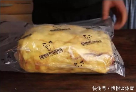 意外|一男子买了20斤牛肉,用黄油包好放冰箱一个月,切开以后很意外