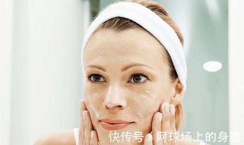 毛孔|脸刚“打湿”就用洗面奶 怪不得你洗不干净脸, 毛孔垃圾还多!