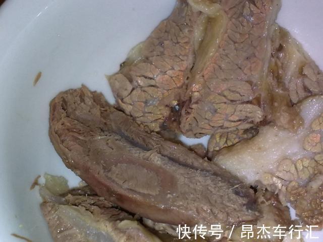 熟牛肉切开有彩虹色,还能继续吃吗?为了家人的健康,不妨看一看