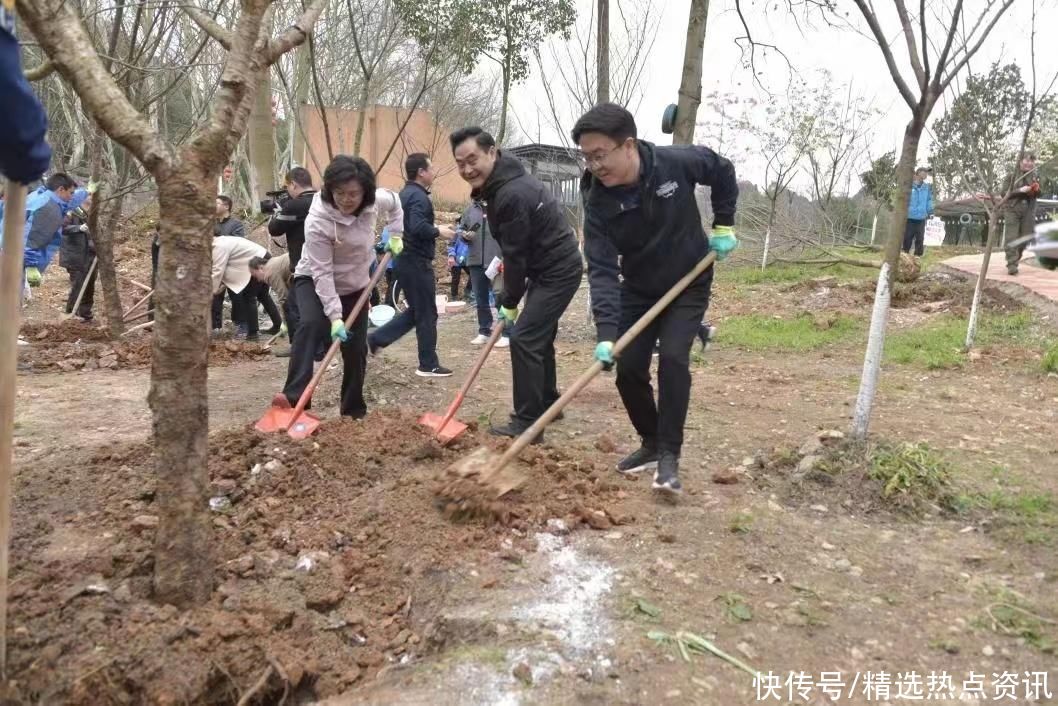 贵州省工青妇组织开展义务植树活动