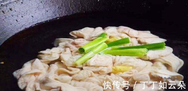 大肠用啤酒煮一煮，出锅比炒大肠更香，学会摆摊一天能卖500份！