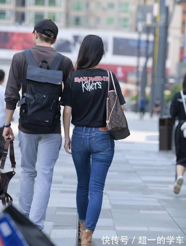 靴子 休闲随性的穿搭以简单为主,短袖配牛仔裤简约时尚!