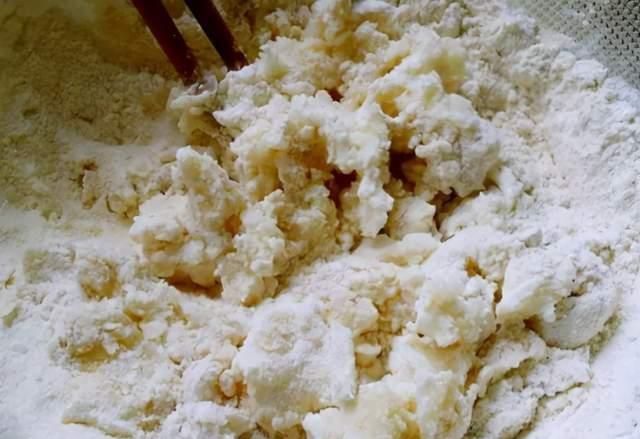 家常烙饼，凉了不硬有窍门，多加这3点，烙饼柔软起层，不干硬