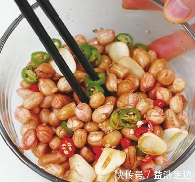 花生米别油炸，换种做法，酸辣香脆，做凉拌菜或是小点心都非常美味