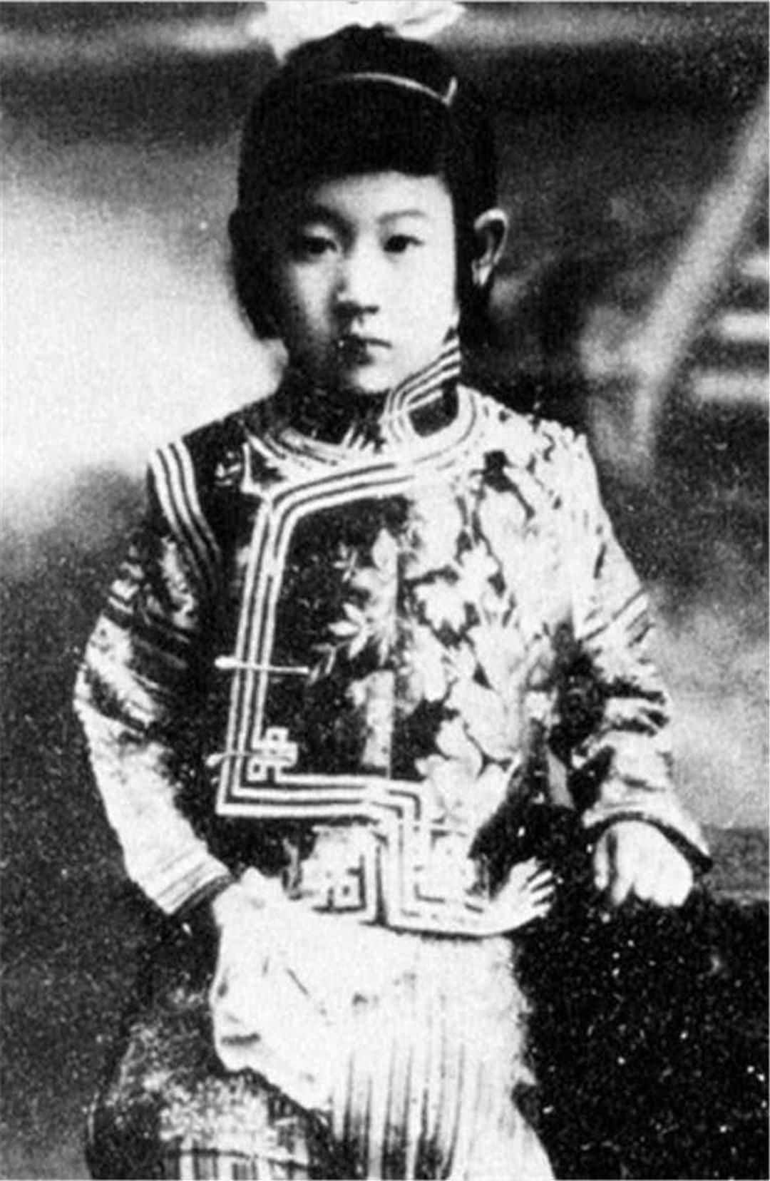 玷污|川岛芳子罕见老照片:图一养父将其玷污,图八是其被执行枪决现场