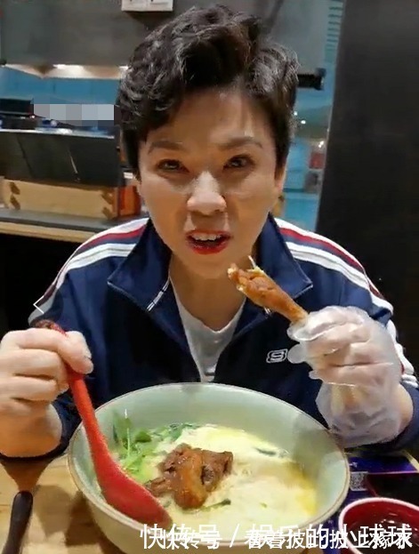 世界冠军|邓亚萍近况曝光超朴素!啃鸡爪直接用手接骨头,回归田园醉心种菜