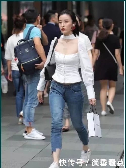 减龄的牛仔裤，简单不失潮流严密耐穿，提升时尚美感