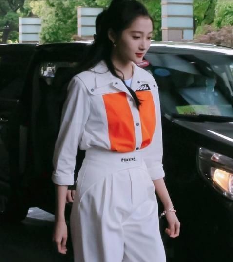 蔡徐坤|关晓彤穿平底鞋录节目，当她和184蔡徐坤同框，谁的身高在说谎