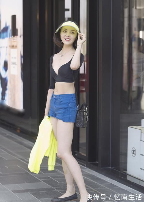 小姐姐|街拍穿搭简约的小姐姐,画着精致的妆容,尽显优雅时尚