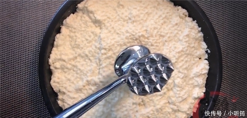 香煎豆腐饼|豆腐别只会炒着吃,加一个鸡蛋搅拌碎,吃一次就念念不忘