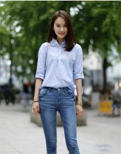 街拍:美女浅蓝色衬衣配紧身牛仔,长相清秀,温婉可人
