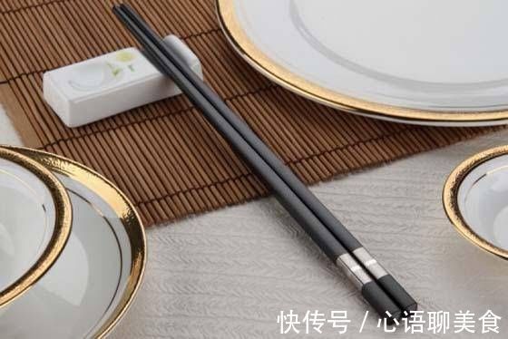 筷子朝上放还是朝下放别不当回事,不少人都放反了