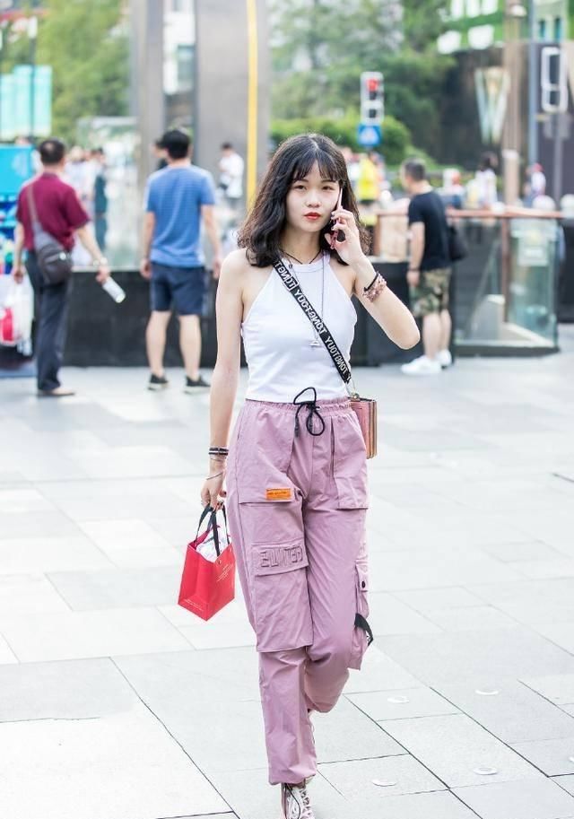 路人街拍，小姐姐不仅发型显得有女神范，小姐姐的颜值也很动人