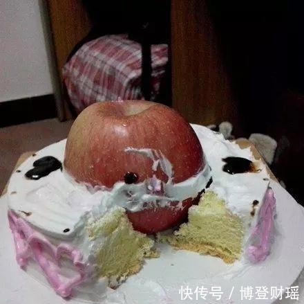 |开心一刻笑话 刚发完工资, 我偷偷藏了50块钱在鞋垫底下